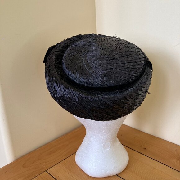 Black Raffia Pillbox Hat with Velvet Ribbon Vintage 1960s Women's Fashion Hat - Picture 4 of 8